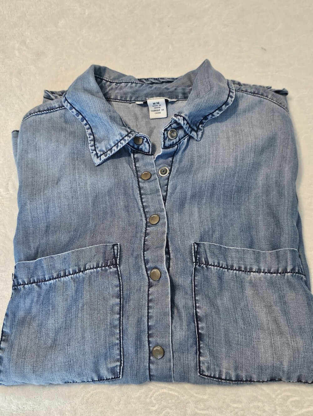 Guess Women's Light Wash Denim-Look Chambray Utility Shirt Size M Snap Button